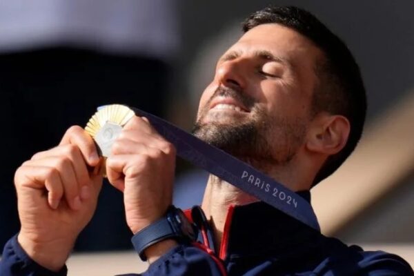 Novak Djokovic cumple su sueño olímpico al vencer a Alcaraz y llevarse el oro en París 2024