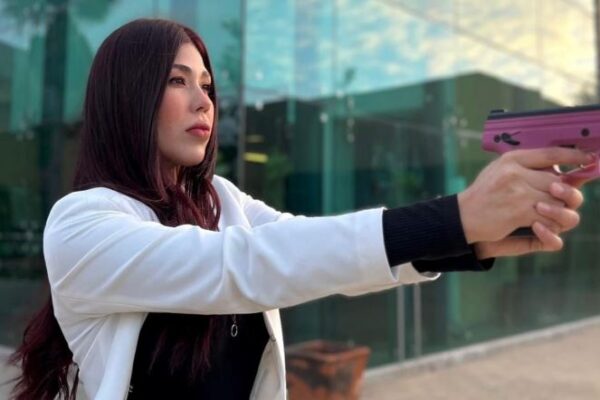 Crean la “pistola rosa” un arma de defensa personal para las mujeres en Tijuana y elaborada por mujeres