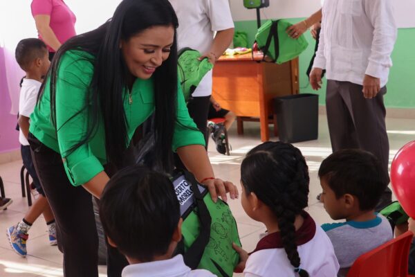 Comienza Blanca Merari la entrega de loncheras y termos en escuelas de educación básica de Puerto Morelos