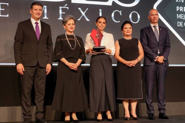 Ana Paty Peralta Recibe premio nacional por programa para regularizar y llevar servicios a colonias