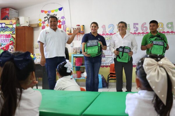 Entrega gobierno de Puerto Morelos kits con loncheras y termos en escuelas de Leona Vicario