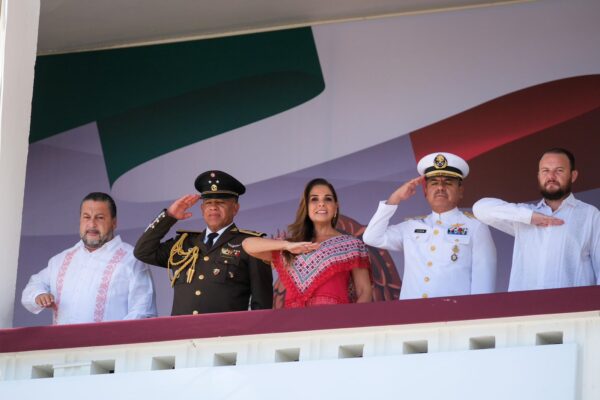 Con el pueblo, desde las gradas, conmemora Mara Lezama la Independencia con desfile cívico militar del 16 de Septiembre