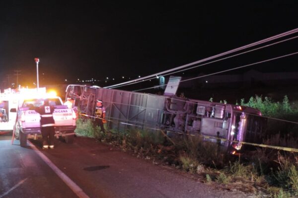 Volcadura de autobús en Aguascalientes deja al menos 2 muertos