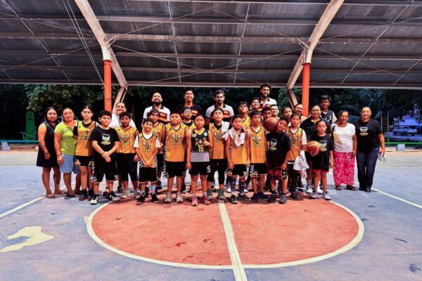 Jugadores de El Calor comparten experiencias con niños cancunenses