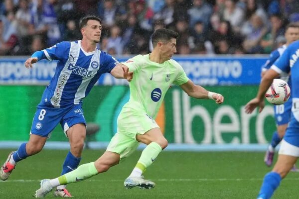 Con triplete de Lewandowski el FC Barcelona golea al Alavés y se afianza como líder de la liga