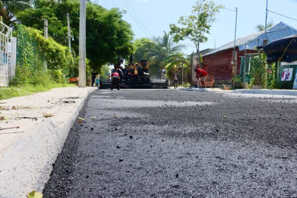 Avanza en Puerto Morelos la construcción y pavimentación de calles en la Fe