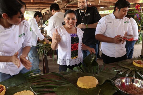 Participa Blanca Merari con estudiantes de la UT en un taller sobre la elaboración del tradicional Mucbipollo