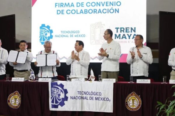 Joaquín Díaz Mena destaca beca que beneficiará a 20 mil estudiantes de nivel superior en Yucatán