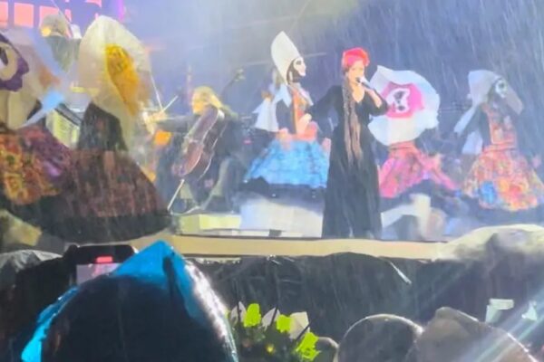 “Coco en concierto” se ve afectado por la lluvia, pero logra emocionar a los asistentes en la Plaza de Toros México