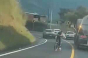 Ciclista pone en riesgo la vida de muchas personas por su temeraria forma de manejar