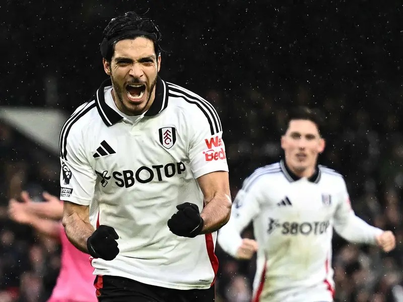 Raúl Jiménez rescata al Fulham e impone récord de goles