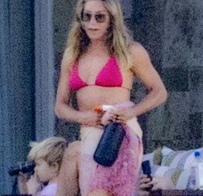 Jennifer Aniston se luce con pequeño bikini rosa en playas de México y deslumbra