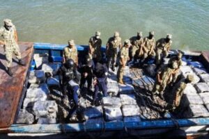 Detienen a mexicano junto a 22 personas en Ecuador con casi 3 toneladas de cocaína