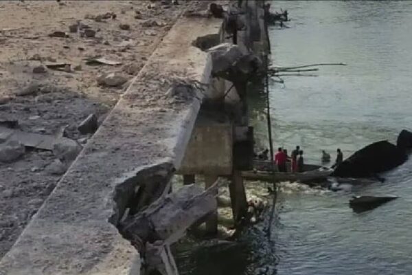 Pobladores saquean tráiler que cayó al río en Tabasco