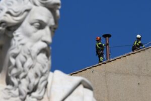 Instalan la chimenea del cónclave en la Capilla Sixtina: todo listo para elegir al nuevo papa