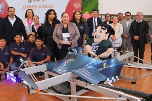 Primer auto volador mexicano es presentado en base aérea de Santa Lucía
