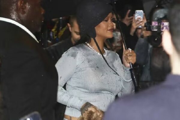 Rihanna sorprende en la Met Gala 2025 al revelar su tercer embarazo