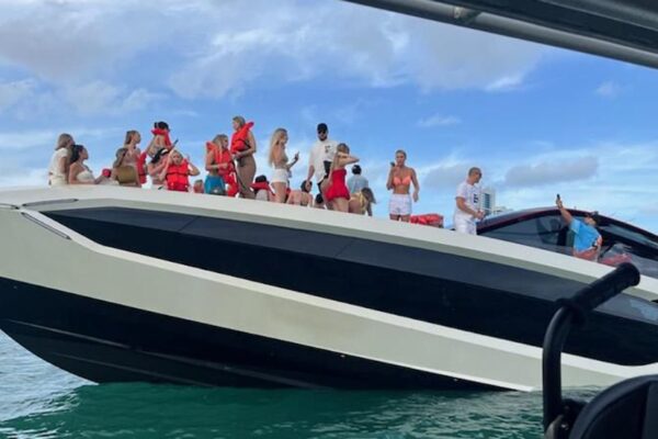 Se hunde lujoso yate Lamborghini con 32 influencers a bordo en Miami