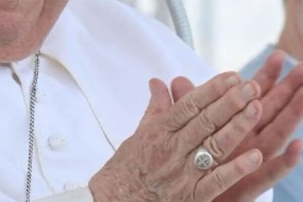 Destruyen el anillo del Papa Francisco en última congregación del cónclave