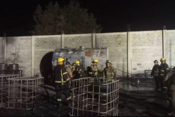 Sofocan incendio tras explosión en planta de biodiésel de Tancítaro, Michoacán