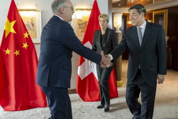 En Suiza, inician conversaciones arancelarias entre Estados Unidos y China