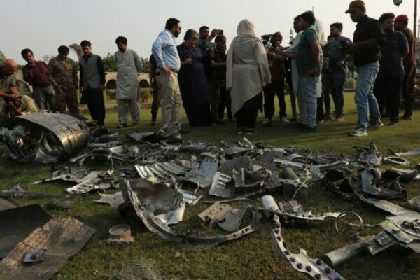 India acusa a Pakistán de no respetar el alto el fuego y advierte represalias