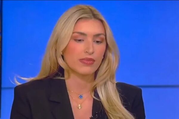 Presentadora de televisión se desmaya en plena transmisión en vivo y causa pánico
