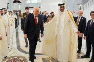 Donald Trump admira riqueza de Oriente Medio; se queja del “pequeño” Air Force One