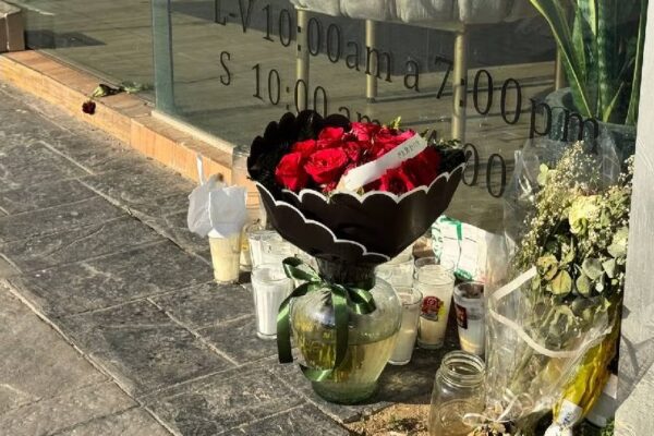 Dejan flores con el mensaje “Perdón” en el salón donde fue asesinada Valeria Márquez