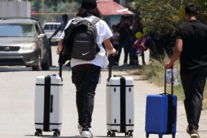 Trump impulsa programa de “autodeportación” con apoyo económico; parte primer vuelo a Honduras y Colombia