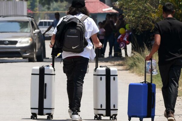 Trump impulsa programa de “autodeportación” con apoyo económico; parte primer vuelo a Honduras y Colombia