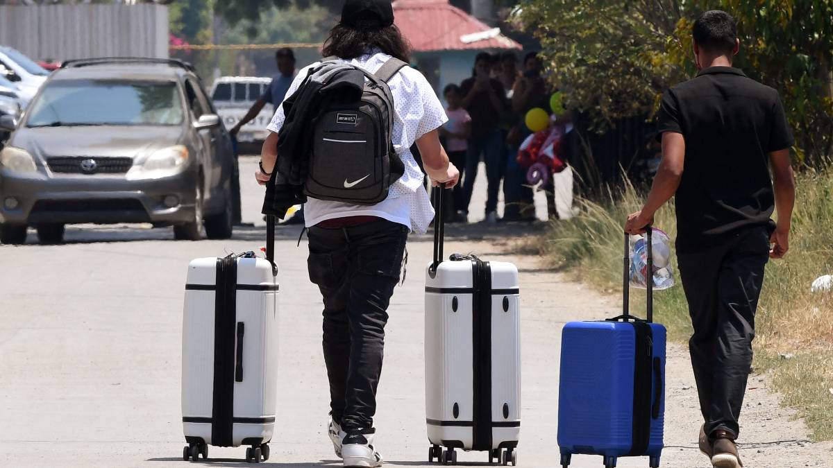 Trump impulsa programa de “autodeportación” con apoyo económico; parte primer vuelo a Honduras y Colombia