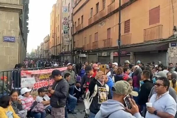 CNTE impide paso de trabajadores y prensa a Mañanera de Sheinbaum