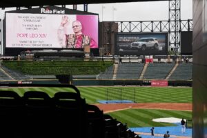 ¡Un lugar santo! White Sox honran al Papa León XIV en el asiento que ocupó en la Serie Mundial 2005