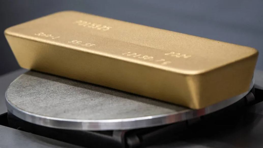 Precio del oro sube por debilidad del dólar y temores fiscales en Estados Unidos