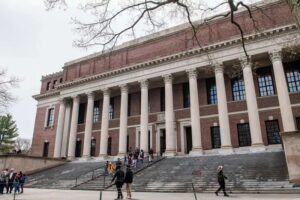 Harvard se va contra Trump y lo demanda por suspenderle la admisión de extranjeros