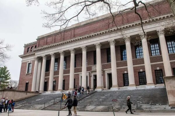 Harvard se va contra Trump y lo demanda por suspenderle la admisión de extranjeros