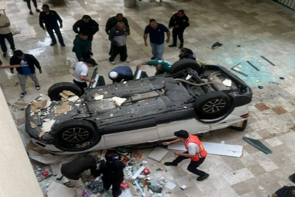 Cae automóvil desde tercer piso en Plaza Lilas en la Miguel Hidalgo