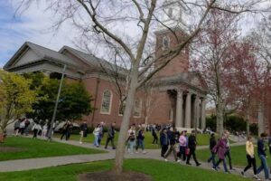 Hong Kong abrirá sus universidades a estudiantes extranjeros vetados de Harvard