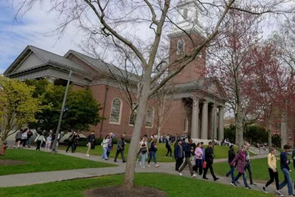 Hong Kong abrirá sus universidades a estudiantes extranjeros vetados de Harvard