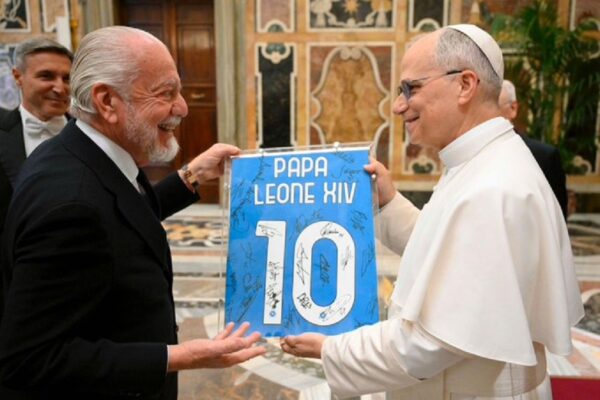 Papa León XIV siembra dudas sobre su club de futbol favorito al recibir al campeón Napoli