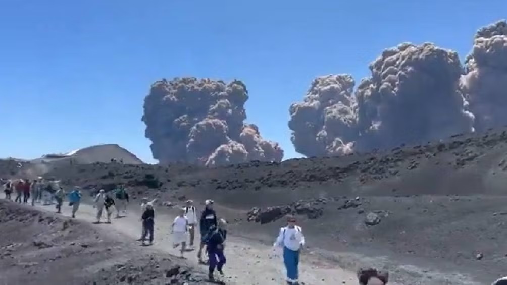 Monte Etna hace erupción frente a turistas