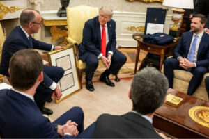 Donald Trump recibe el certificado de nacimiento de su abuelo: era inmigrante en EU