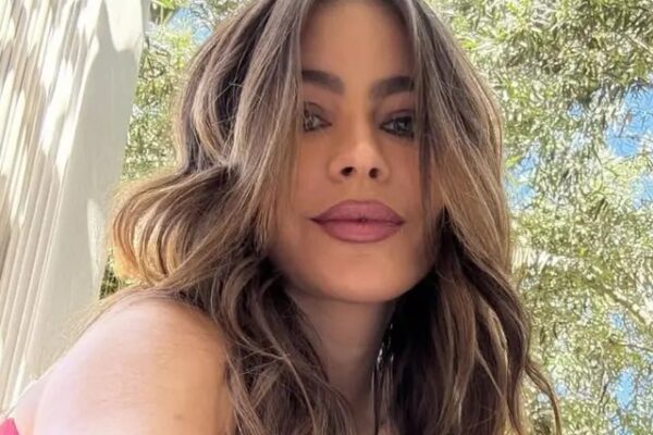 Sofía Vergara causa revuelo con foto en bikini desde su jardín