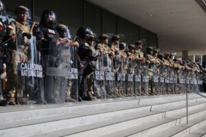 Alrededor de 300 migrantes detenidos en las redadas en California, según organizaciones