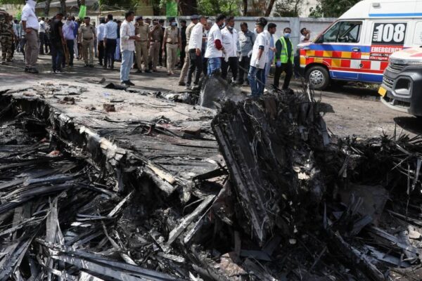 Encuentran 204 cuerpos tras estrellarse avión de Air India
