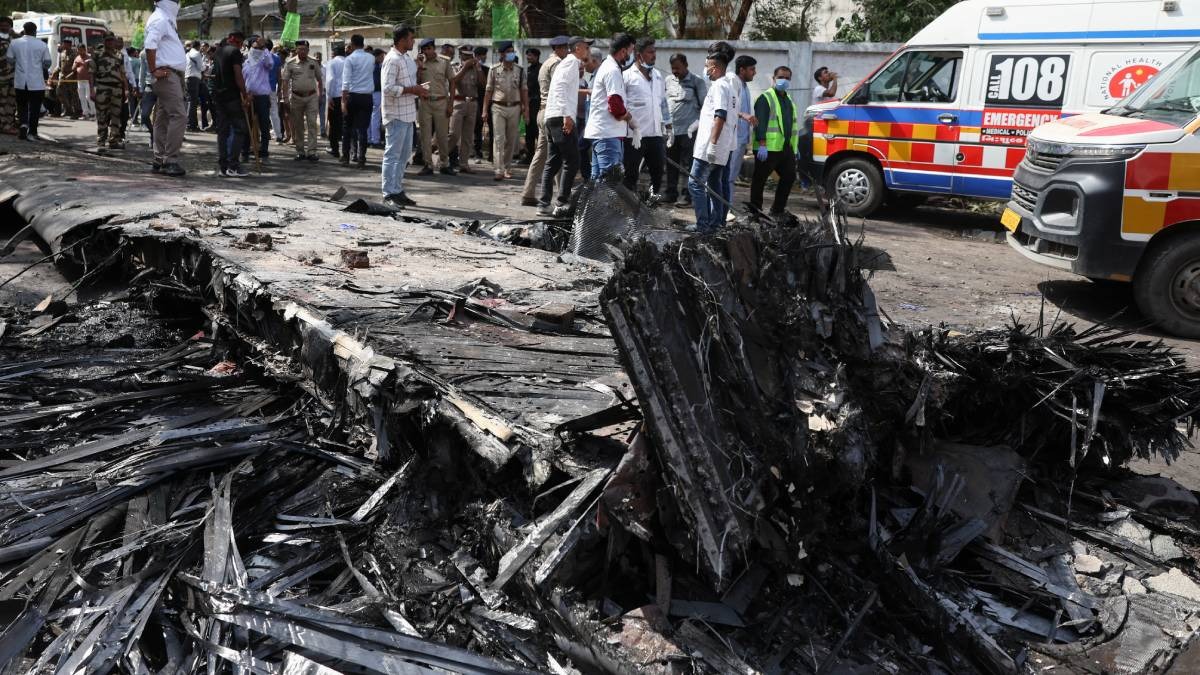 Encuentran 204 cuerpos tras estrellarse avión de Air India