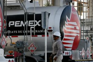 Empresas de servicios advierten posible paro petrolero en julio por falta de pago de Pemex