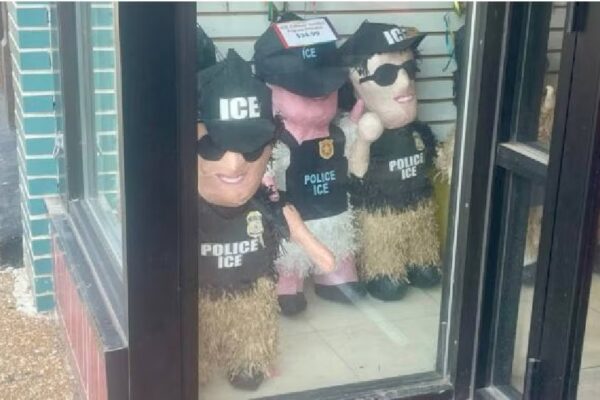 Tienda mexicana en Chicago se viraliza por piñatas de agentes de ICE tras redadas migratorias