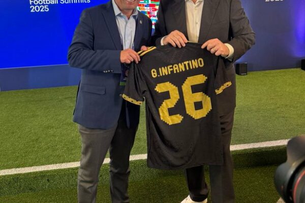Mikel Arriola se reúne con Gianni Infantino en Executive Football Summit